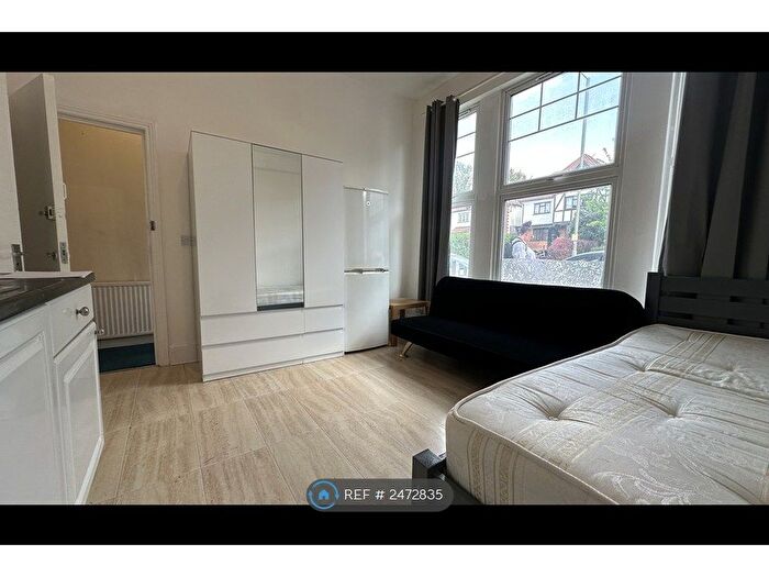 Studio To Rent In Finchley Road, London, NW11