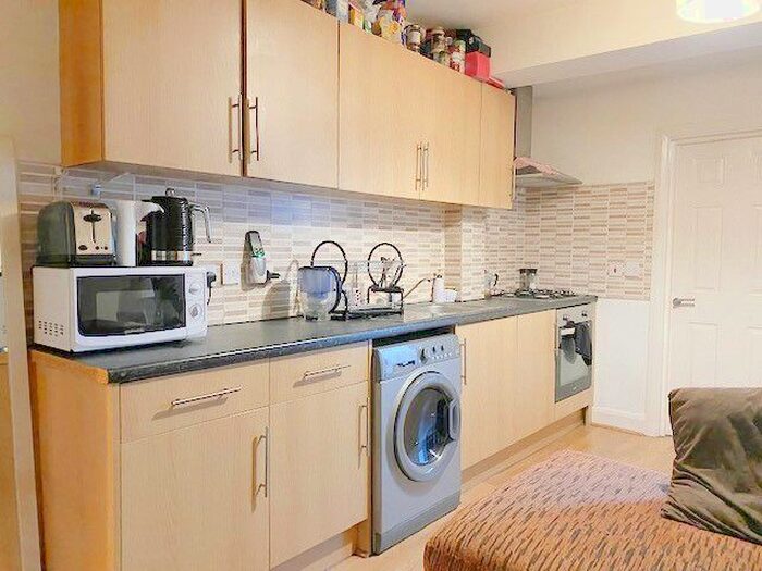 3 Bedroom Flat To Rent In Western Avenue, Acton, W3