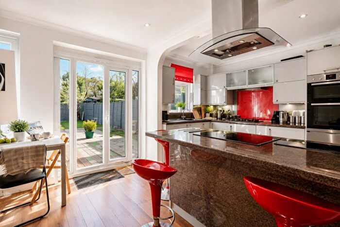 7 Bedroom Semi-detached House To Rent In George Crescent, London, N10