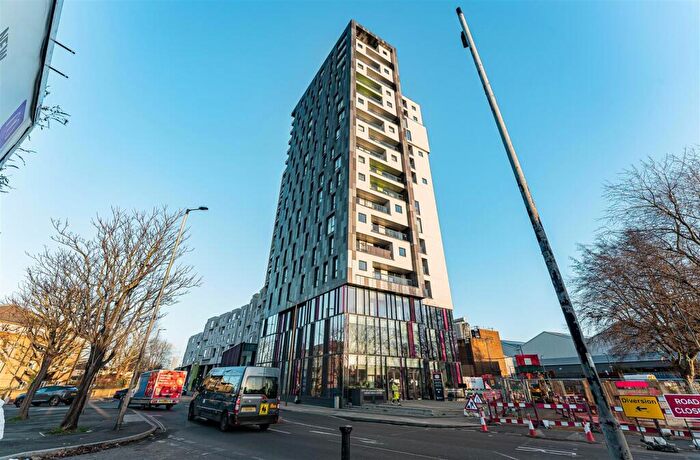 3 Bedroom Flat To Rent In Rotherhithe New Road, Bermondsey, SE16