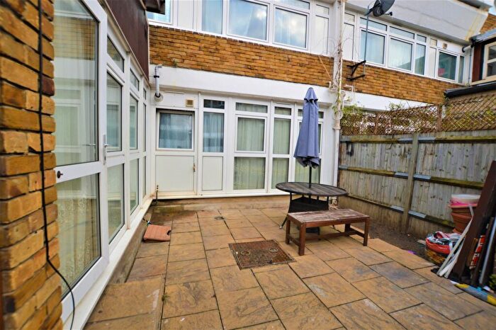 3 Bedroom Maisonette To Rent In Flaxman Road London, SE5