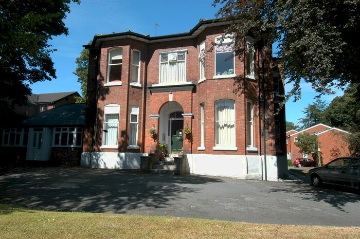 2 Bedroom Flat To Rent In The Cedars, Mauldeth Road, Heaton Mersey, SK4