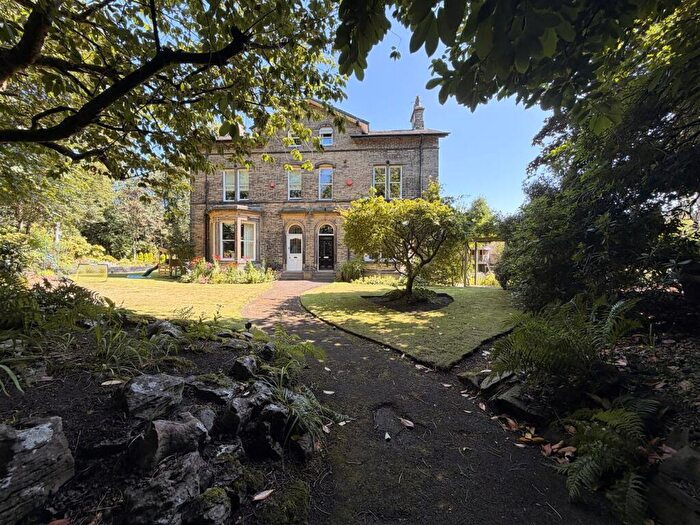 6 Bedroom Semi-Detached House To Rent In Heath Villas, Halifax, HX3