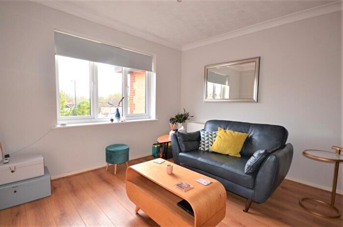 2 Bedroom Flat To Rent In Kinnaird Close, Slough, SL1