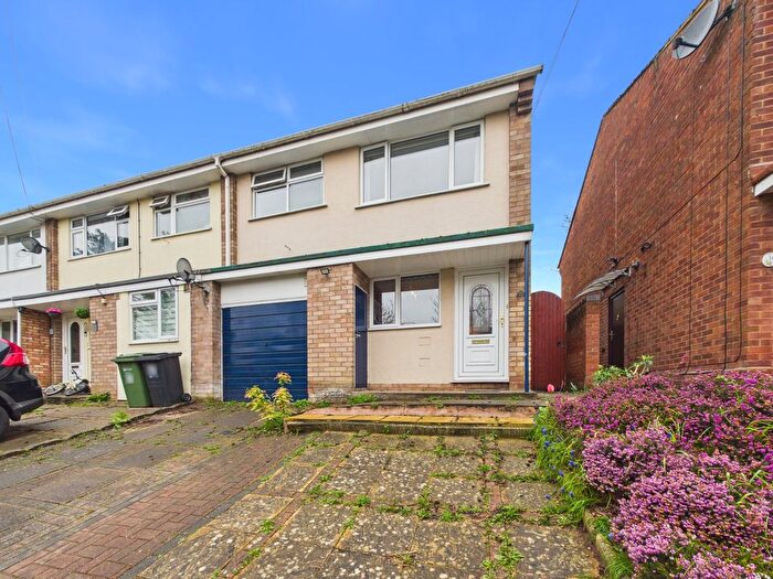 3 Bedroom End Terrace House For Sale In Hardwicke Close, Worcester, Worcestershire, WR2