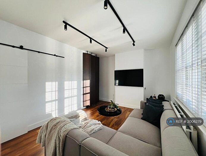 2 Bedroom End Of Terrace House To Rent In Manchester Road, London, E14