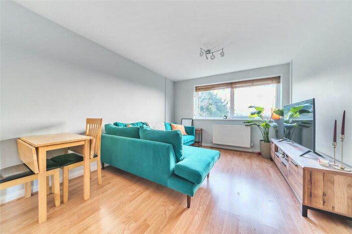 1 Bedroom Flat To Rent In Dunraven Drive, Enfield, EN2