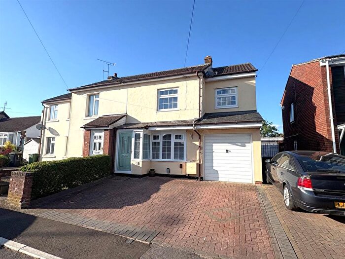 3 Bedroom Semi Detached House For Sale In Dores Road, Swindon, SN2