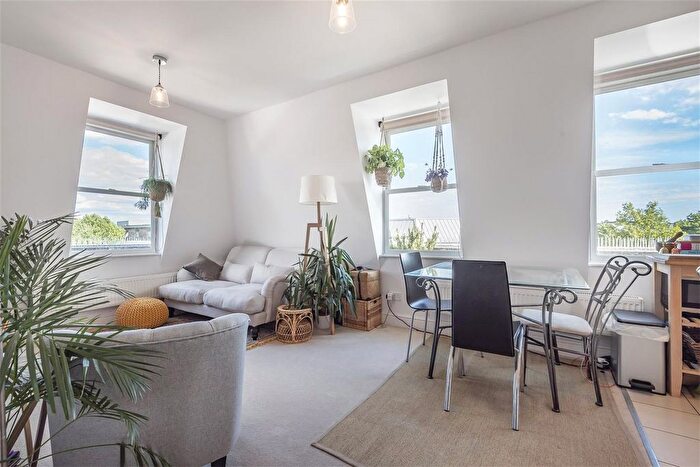 2 Bedroom Flat To Rent In Winchester Court, Castlegate, Richmond, TW9