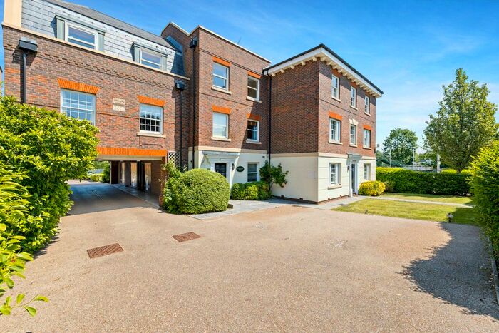 3 Bedroom Flat To Rent In Ref: Gk - Station Road North, Merstham, RH1