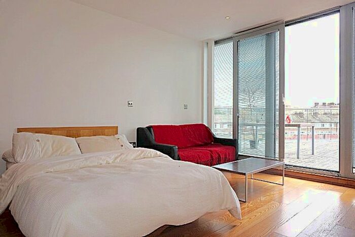 Studio To Rent In Tower Bridge Road, London, SE1