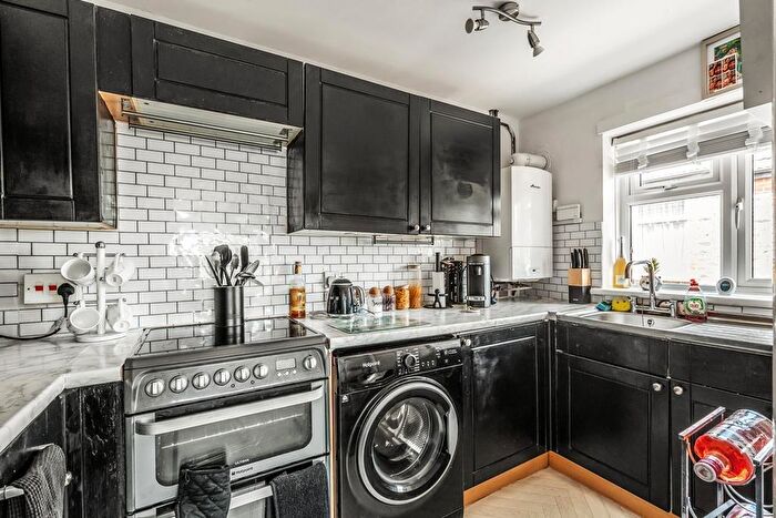 1 Bedroom Apartment For Sale In Kingston Road, Leatherhead, KT22