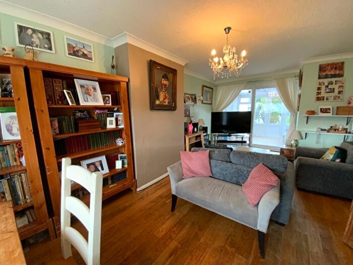 3 Bedroom Semi Detached House For Sale In Warren Drive, Elm Park, Hornchurch, Essex, RM12