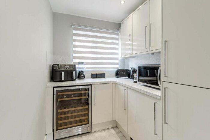5 Bedroom Detached House For Sale In Mansel Close, Cosgrove, MK19