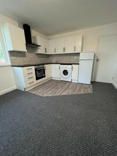 3 Bedroom Flat To Rent In Florida Court, Station Approach, Staines, TW18