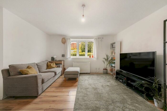 2 Bedroom Flat To Rent In Armoury Road London, SE8