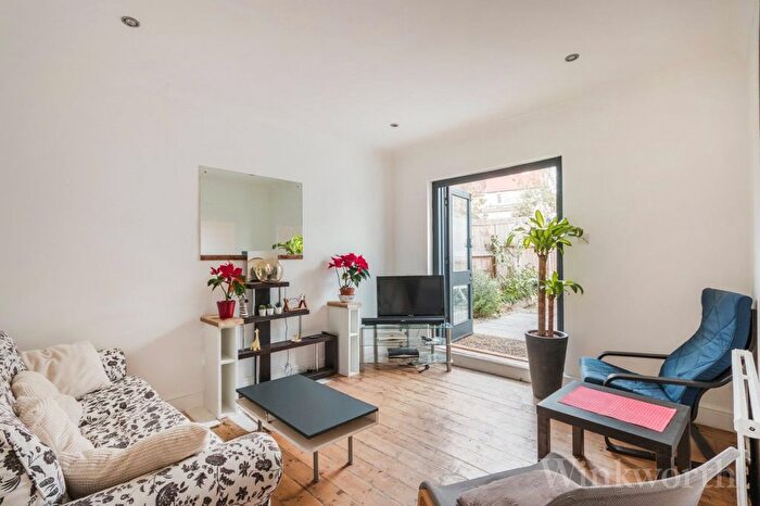 5 Bedroom Semi-Detached House To Rent In Vesta Road, London, SE4