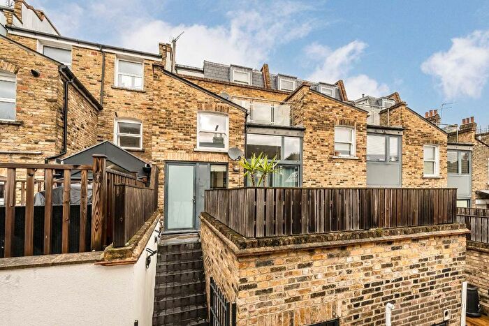 3 Bedroom Flat To Rent In Rush Hill Mews, Battersea, SW11