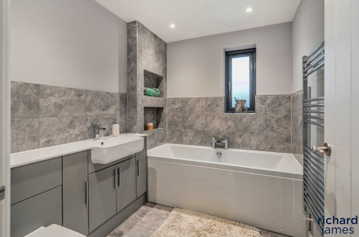 5 Bedroom Detached House For Sale In Cricklade Road, Highworth, Swindon, SN6