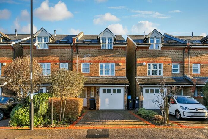 4 Bedroom Terraced House To Rent In Turkey Oak Close, London SE19