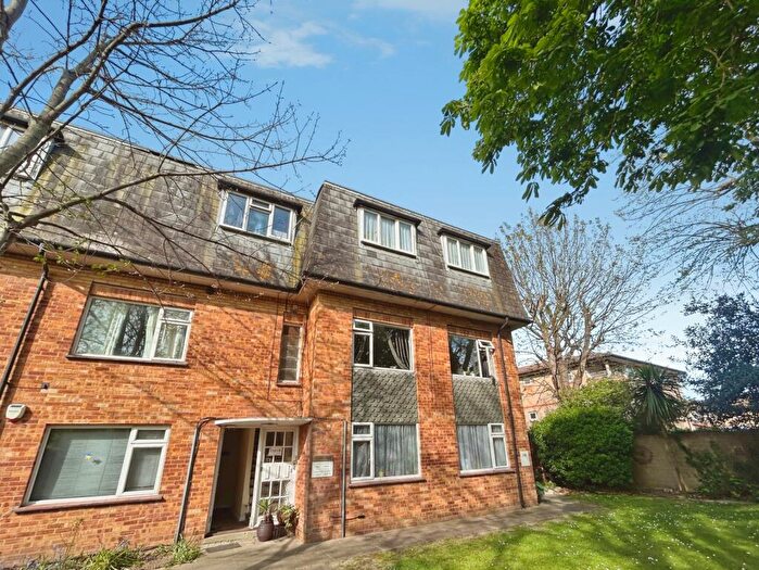 2 Bedroom Flat To Rent In Sea Front, Hayling Island, Hampshire, PO11