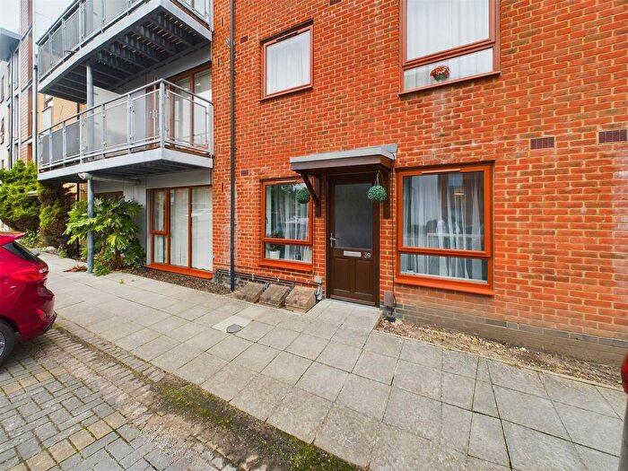 2 Bedroom Maisonette For Sale In Commonwealth Drive, Three Bridges, RH10