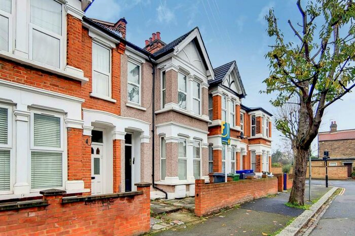 2 Bedroom Flat To Rent In Barclay Road, Leytonstone, London, E11