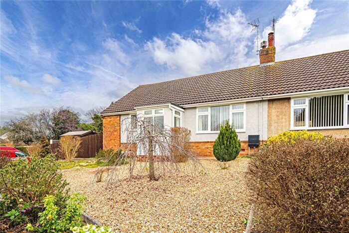 2 Bedroom Bungalow For Sale In Medley Close, Eaton Bray, Central Bedfordshire, LU6