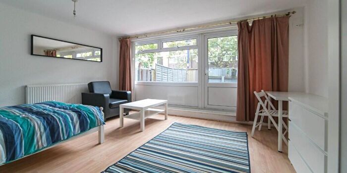 2 Bedroom Maisonette To Rent In Lawrence Close, London, E3