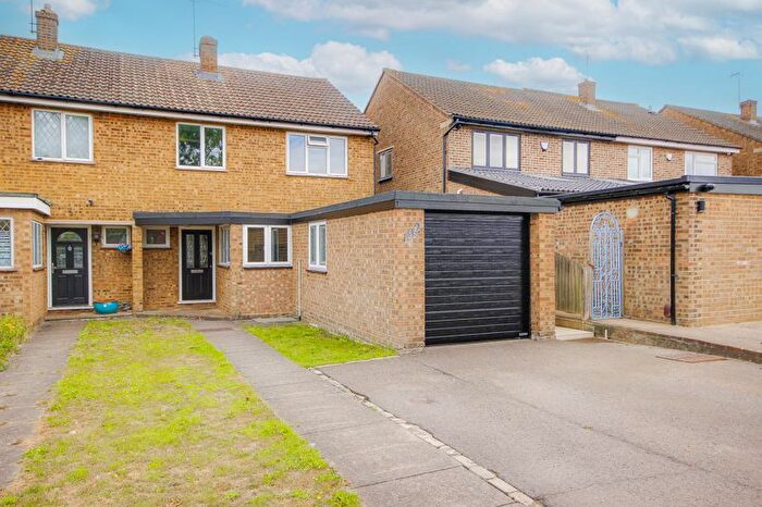 4 Bedroom Semi-detached House For Sale In Roundhills, Waltham Abbey, EN9