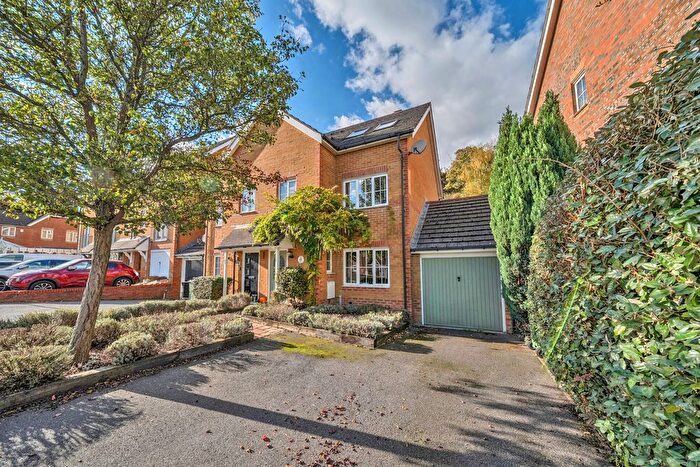 4 Bedroom Semi-detached House For Sale In Bascombe Grove, Dartford, DA1