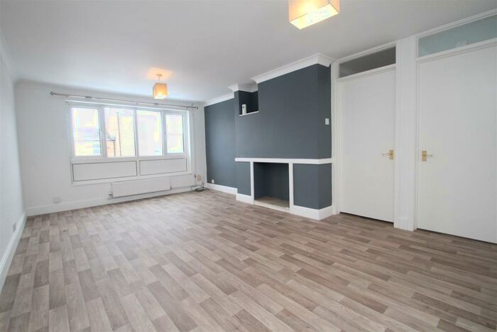 2 Bedroom Maisonette To Rent In Datchworth Turn, Leverstock Green, Hemel Hempstead, HP2