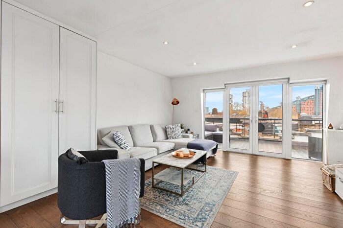 3 Bedroom Flat To Rent In Battersea Bridge Road, Battersea Park, SW11