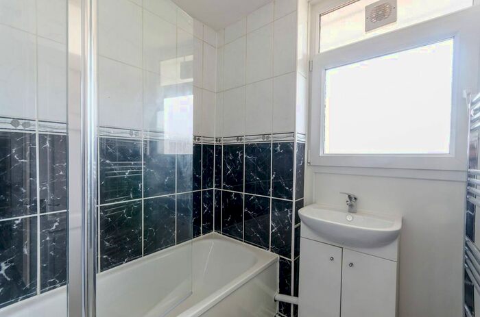 1 Bedroom Flat To Rent In Shaftesbury Court, Islington, London, N1