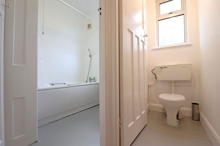 2 Bedroom Flat To Rent In Alexandra Drive, Surbiton, Surrey, KT5