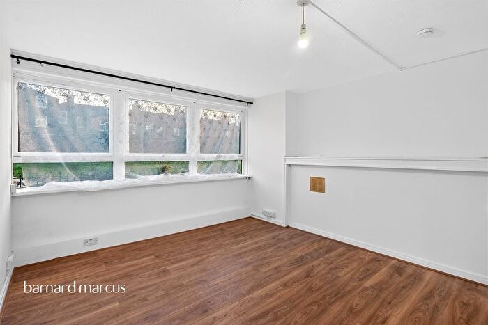 2 Bedroom Flat For Sale In Brayards Road Estate, London, SE15