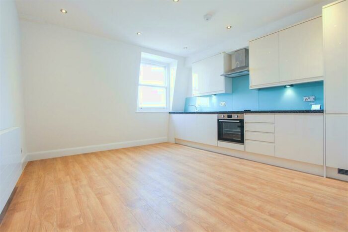 2 Bedroom Apartment To Rent In West Green Road, Seven Sisters, N15
