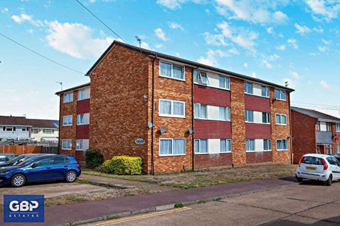 2 Bedroom Flat For Sale In Great Cullings, Romford, RM7