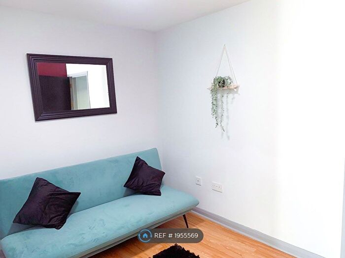 3 Bedroom Flat To Rent In Medway Road, Gillingham, ME7