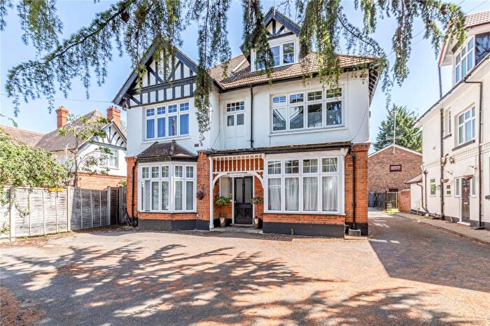1 Bedroom Apartment For Sale In Pyrford Road, West Byfleet, Surrey, KT14