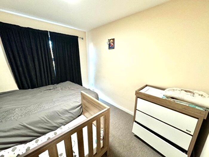 2 Bedroom Flat For Sale In Ings Road, Wakefield, West Yorkshire, WF1