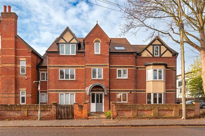 2 Bedroom Flat To Rent In Lemsford Road, St. Albans, Hertfordshire, AL1