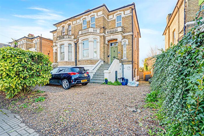 2 Bedroom Flat For Sale In Uxbridge Road, Hampton Hill, TW12