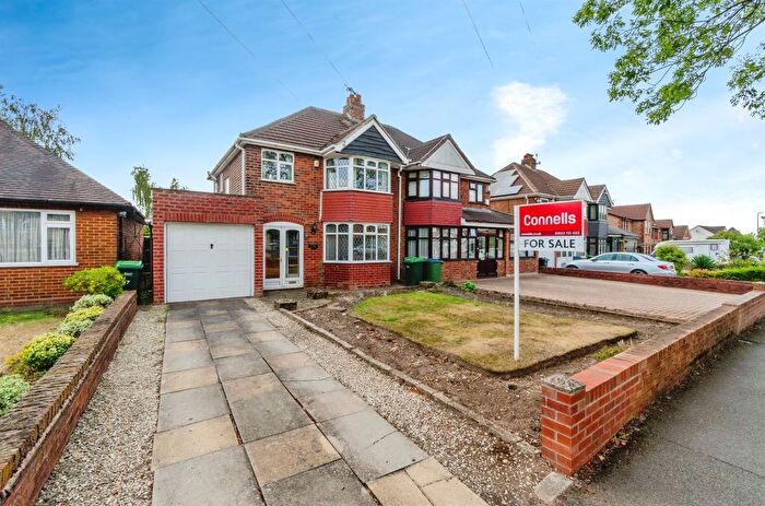 3 Bedroom Semi-Detached House For Sale In Greenside Way, Walsall, WS5