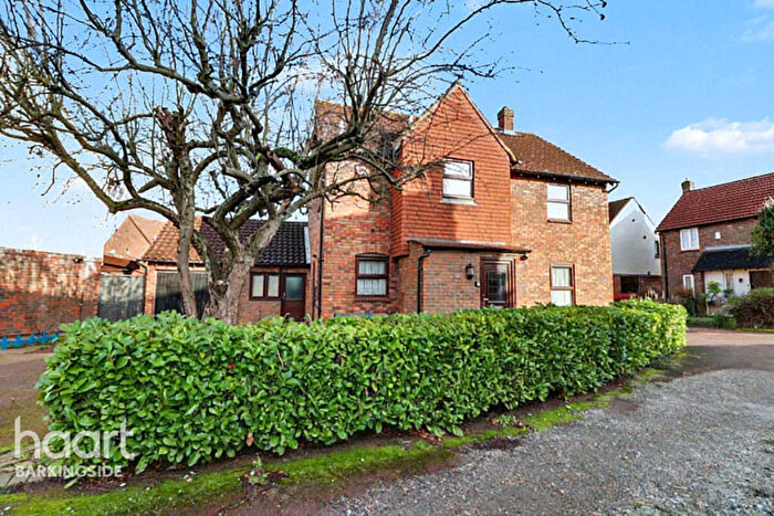 4 Bedroom Link Detached House For Sale In Peel Place, Clayhall, IG5