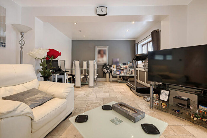 4 Bedroom Semi-Detached House For Sale In Hazelwood Park Close, Chigwell, IG7