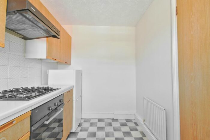 1 Bedroom Flat To Rent In Waterslade, Elm Road, Redhill, RH1