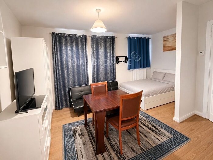 Studio To Rent In Ivy Road, Hounslow, TW3