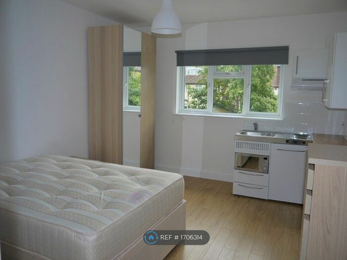 Studio To Rent In Golders Green Road, London, NW11