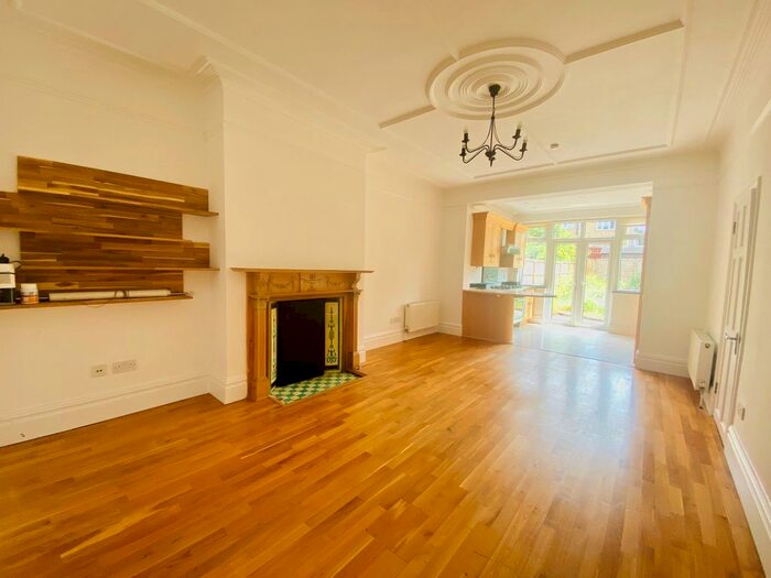 2 Bedroom Flat To Rent In Stanhope Avenue, London, N3